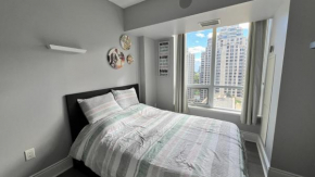 Home stay - Room with Yonge Street view and 3 Star Hotel Amenities